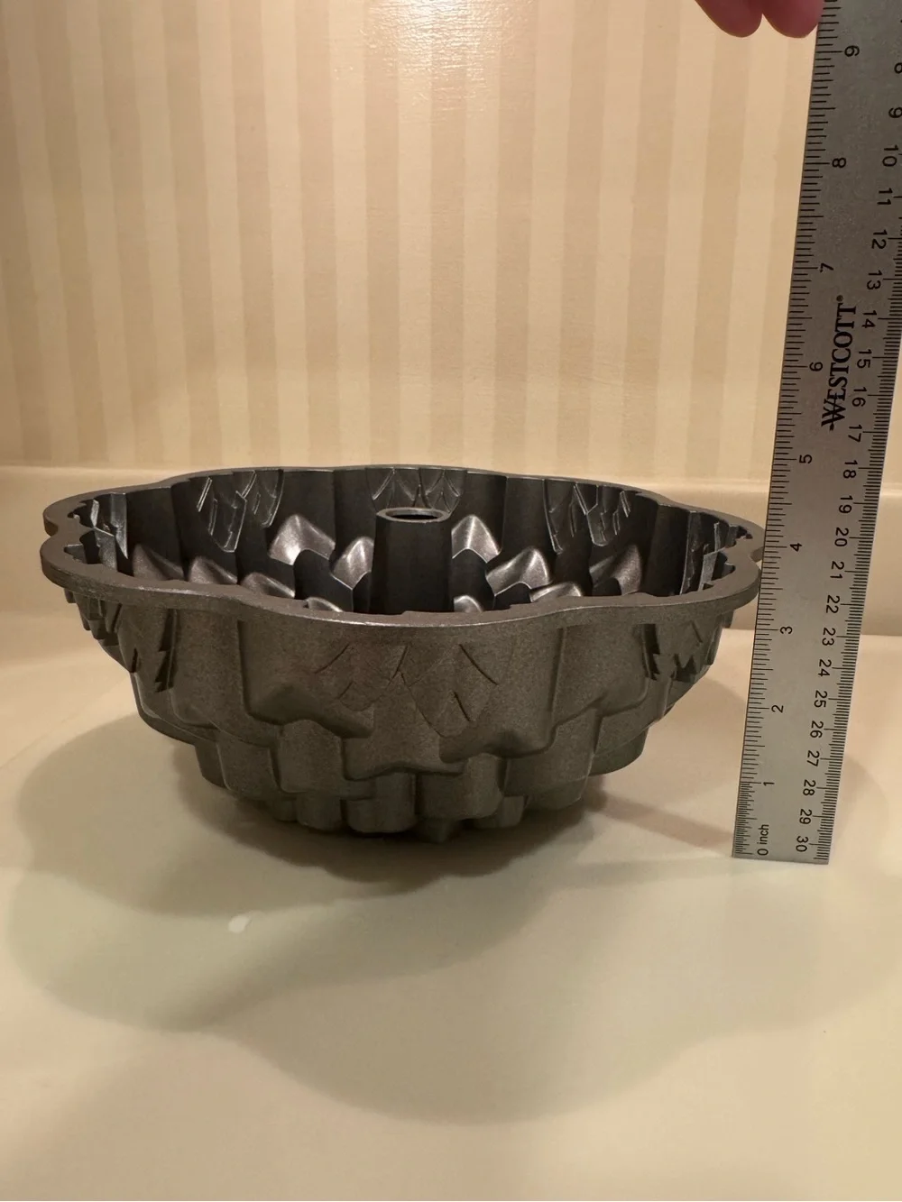 Nordic Ware Chrysanthemum Non-Stick Bundt Pan